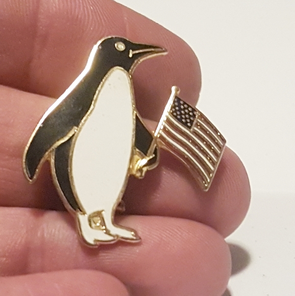 Penguin Enamel Pin - Picture 5 of 10